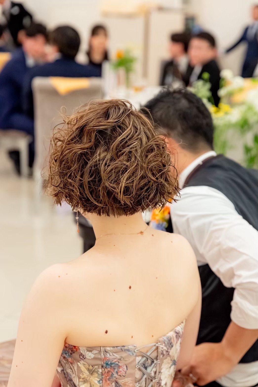 再入場時、カット後のボブスタイルの花嫁